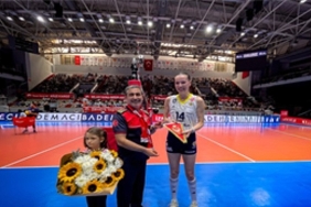voleybolun-yildizlarindan-izmir-itfaiyesine-tesekkur.jpg