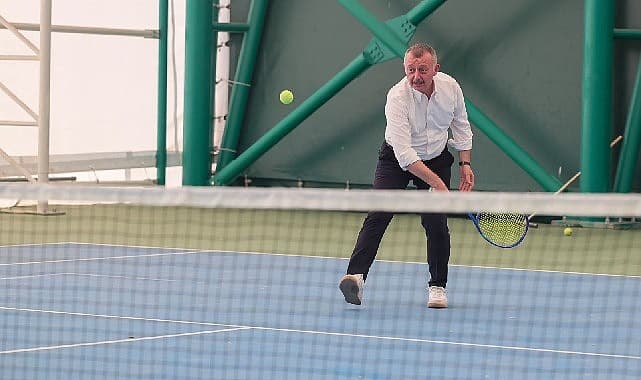 Büyükakın mesajını bu kez tenis kortundan verdi: 'Kocaeli’de herkes, her sporu yapabiliyor'