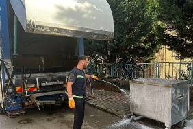 golcukte-cop-konteynerleri-duzenli-olarak-temizleniyor.jpg