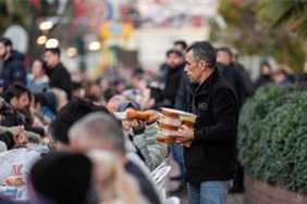 buyuksehir-iftar-sofrasini-bu-kez-karsiyakada-kurdu.jpg