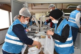 menemen-belediyesi-asevinden-her-gun-10-bin-kisiye-yemek.jpg