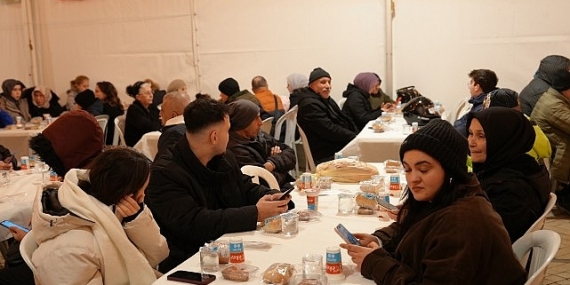 maltepeliler-iftar-sofrasinda-oruclarini-acti.jpg