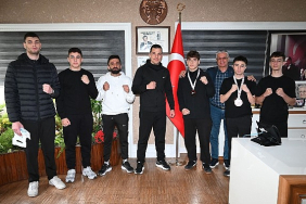 kick-boks-sporculari-basarilarini-baskan-topaloglu-ile-paylasti.jpg