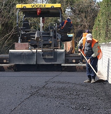 osmangazide-asfaltlama-calismalari-hiz-kesmeden-devam-ediyor.jpg